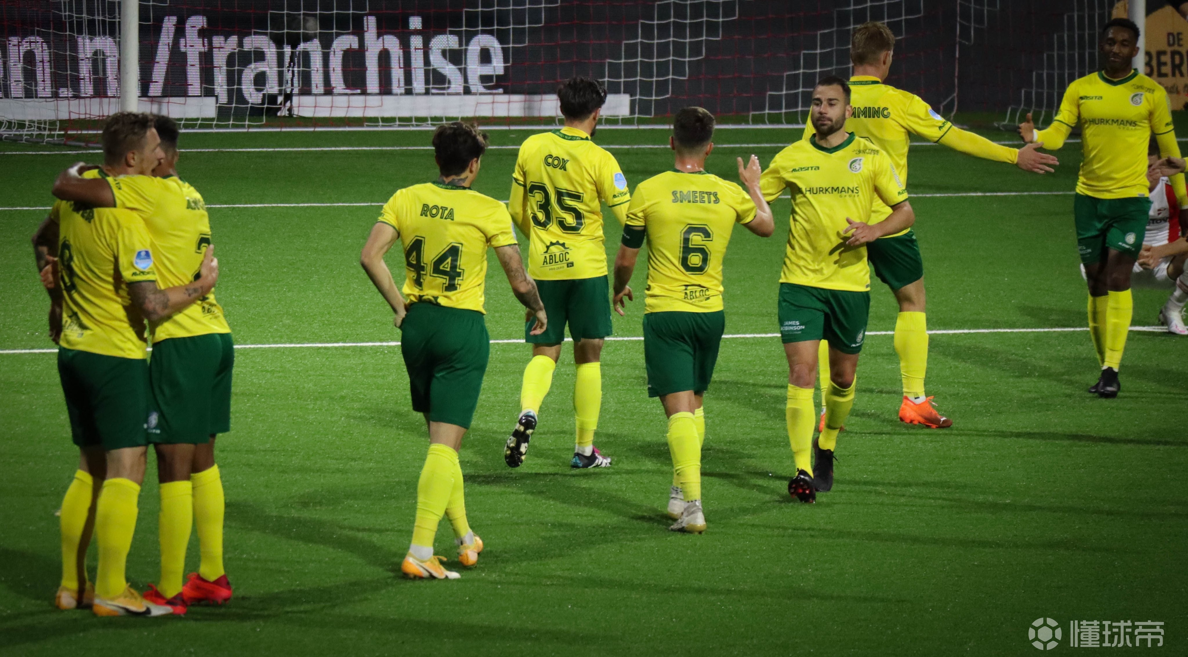 包含阿贾克斯遭对手狂轰乱炸，晋级前途黯淡的词条