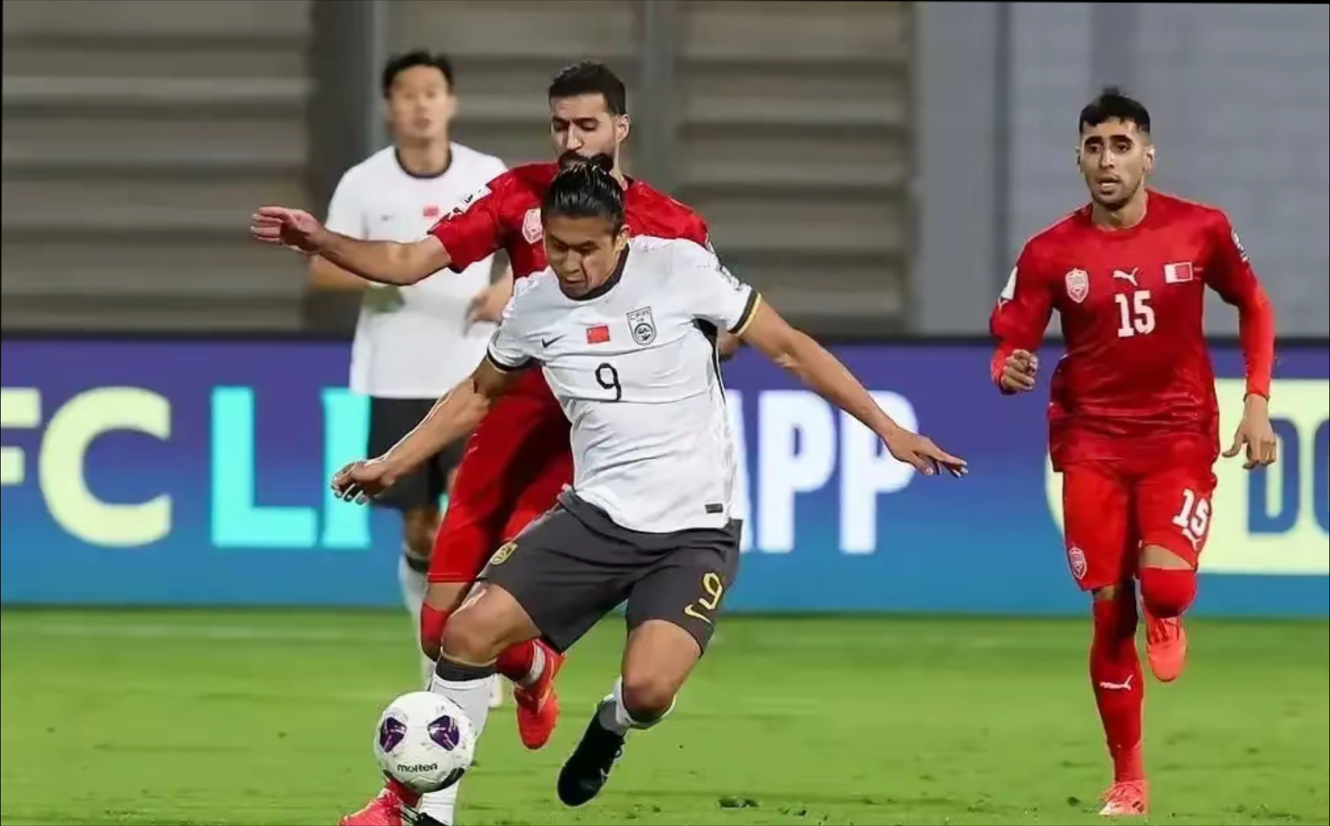 运动员鏖战赛场力争夺取最后的胜利