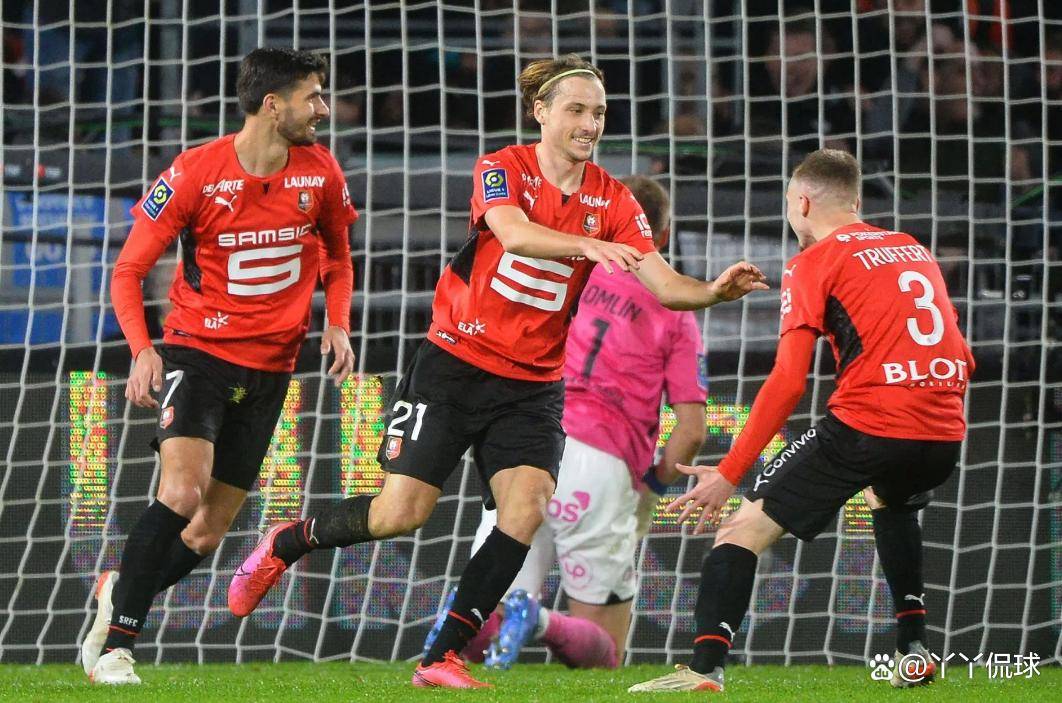 包含里昂主场战胜梅斯，法甲卫冕雄心犹在的词条