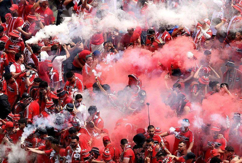 包含新赛季开幕战精彩刺激，球迷狂热欢呼的词条