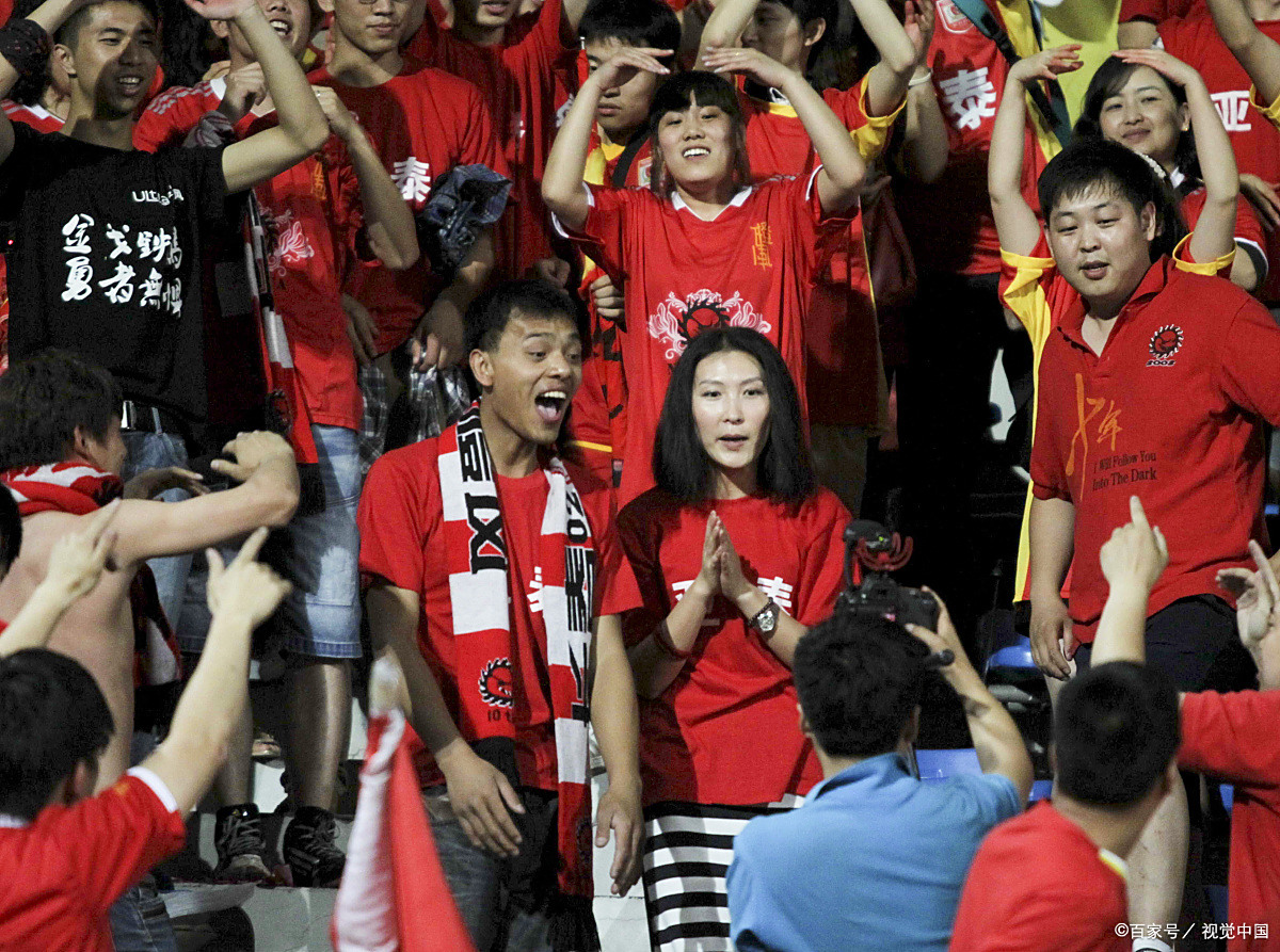 包含新赛季开幕战精彩刺激，球迷狂热欢呼的词条