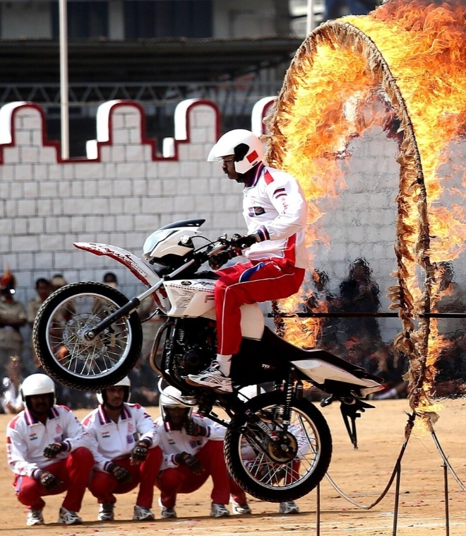 梅赛德斯横扫哈斯车队，佩雷兹点燃赛场的简单介绍