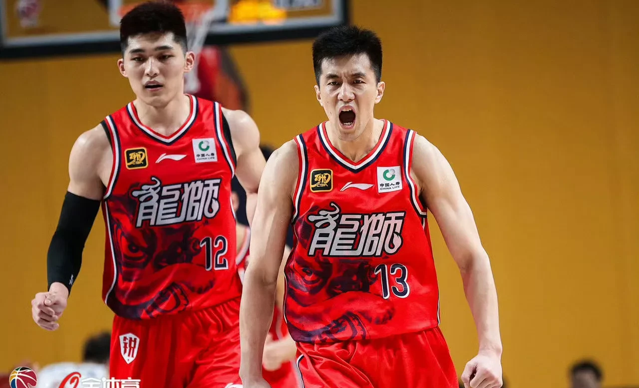 关于尼克斯险胜山东队，郭艾伦高光表现的信息