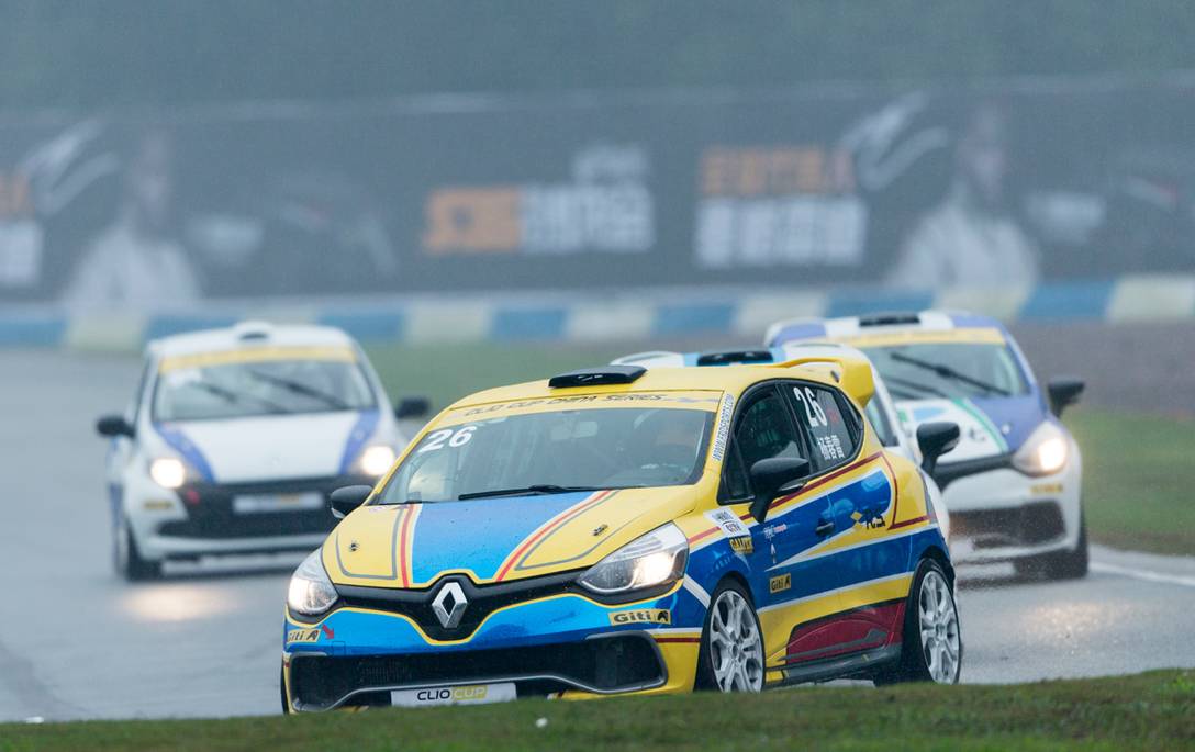 包含雷诺车队鏖战索伯车队，拉塞尔关键制胜的词条