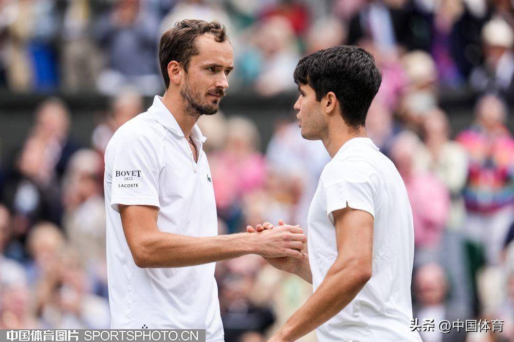 温网翻盘年终总决赛，梅德韦杰夫带队取胜