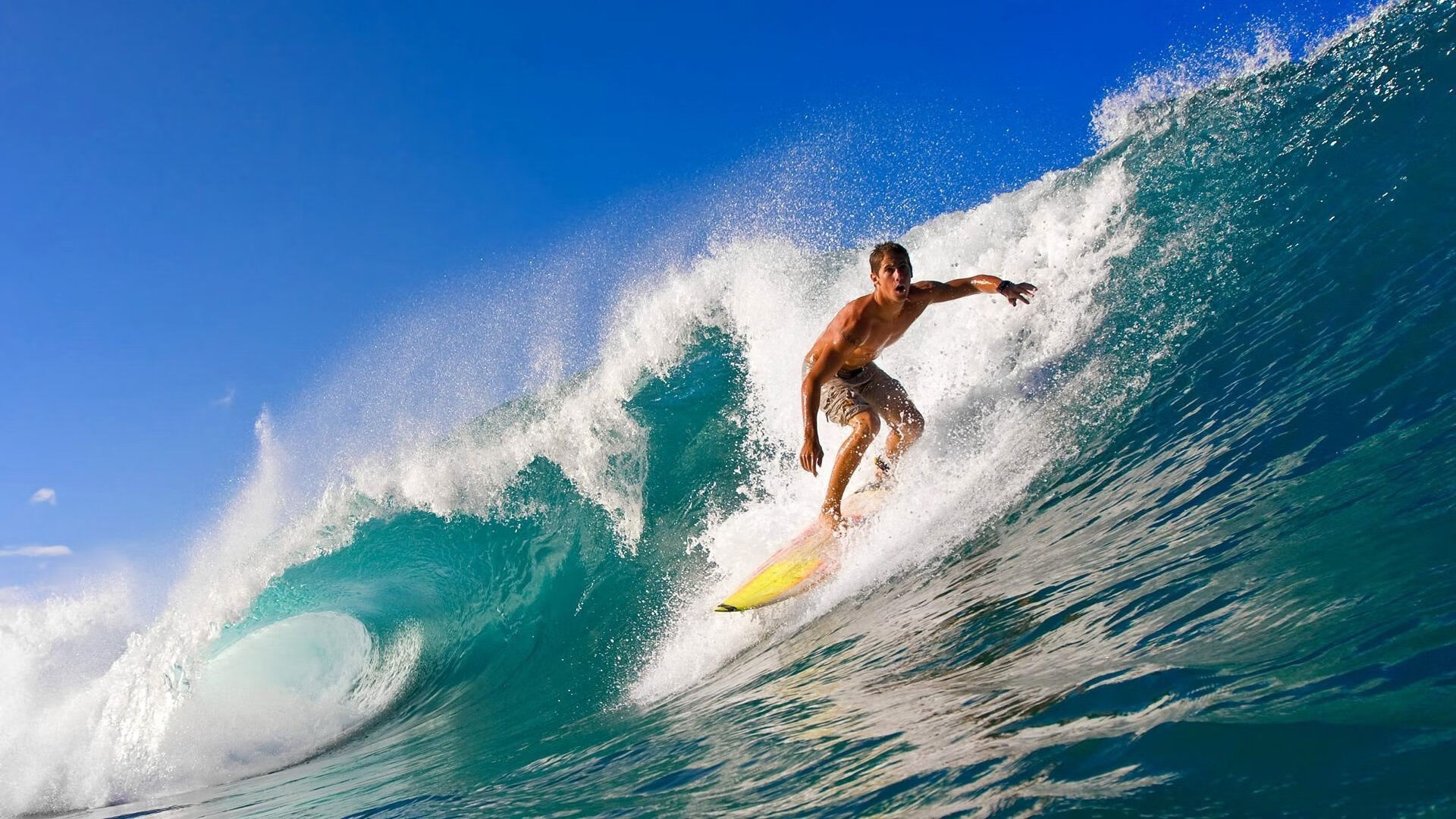 赛道之外，绿茵之上，当F1冠军悬念遇上威尔士的足球凯歌